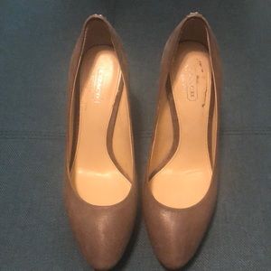 Coach pumps